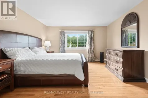 1758 Rhodes Crescent Ottawa ON K1H 5T2