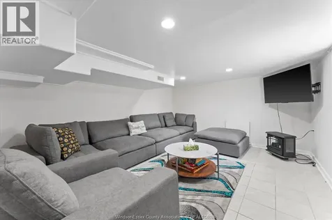2307 Fraser Avenue Windsor ON N8X 3Z8