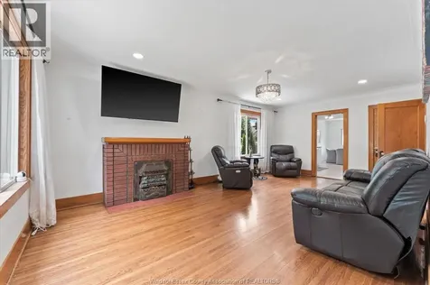 2307 Fraser Avenue Windsor ON N8X 3Z8