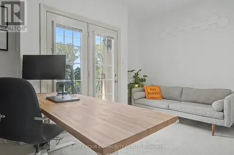1079 Broadview Avenue Toronto (broadview North) ON M4K 2S4