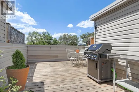 1079 Broadview Avenue Toronto (broadview North) ON M4K 2S4