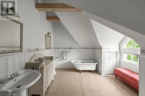 218 Coltrin Road Ottawa ON K1M 0A6