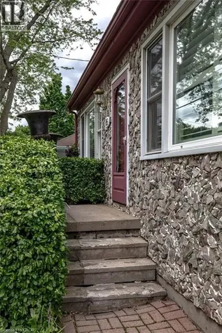 16 Sussex Street Hamilton ON L8S 2E1