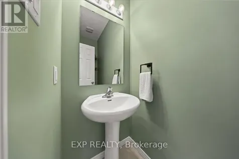28 Hackney Private Ottawa ON K2V 0K8