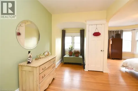 28 St Clair Avenue Hamilton ON L8M 2N3