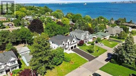 899 Danforth Place Burlington (bayview) ON L7T 1S1