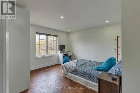 2299 Glazebrook Circle Oakville (wm Westmount) ON L6M 5B5