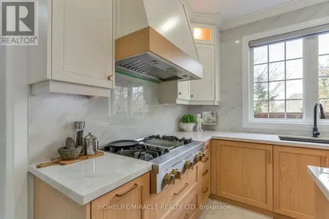 2299 Glazebrook Circle Oakville (wm Westmount) ON L6M 5B5