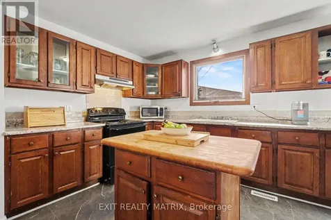 1864 Lenester Avenue Ottawa ON K2A 3W8
