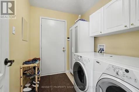 4 Burnstead Crescent Ottawa ON K2M 2T4
