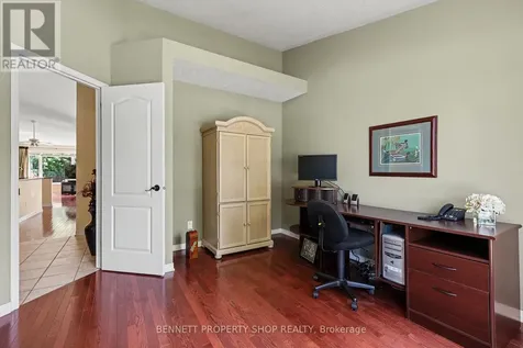 4 Burnstead Crescent Ottawa ON K2M 2T4