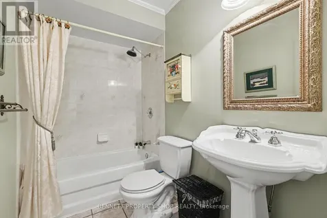 4 Burnstead Crescent Ottawa ON K2M 2T4