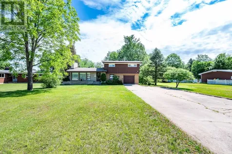 28 Barry Street Laurentian Valley ON K8A 7L5