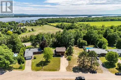 28 Barry Street Laurentian Valley ON K8A 7L5