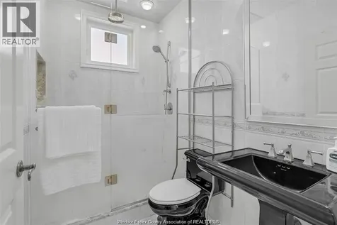 490 Shoreview Windsor ON N8P 1M7