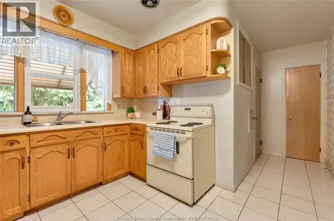 273 Henkel Place Windsor ON N8Y 2E8