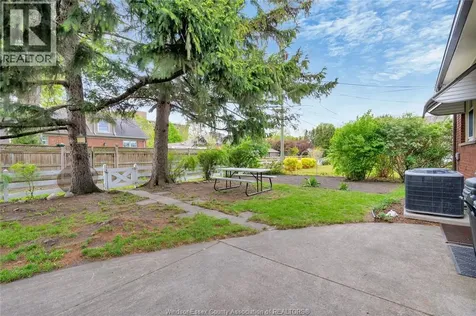 273 Henkel Place Windsor ON N8Y 2E8