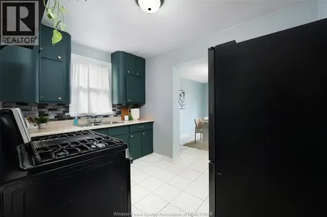 1527 Benjamin Avenue Windsor ON N8X 4N3