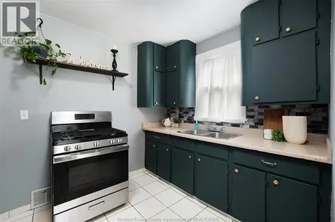 1527 Benjamin Avenue Windsor ON N8X 4N3