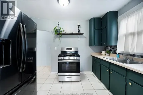 1527 Benjamin Avenue Windsor ON N8X 4N3