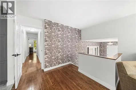 166 Castle Crescent Oakville ON L6J 5H3