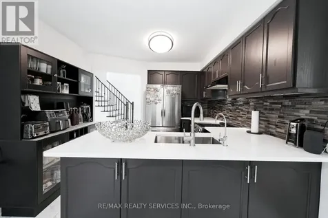 8 Yeoman Drive Brantford ON N3R 7S8
