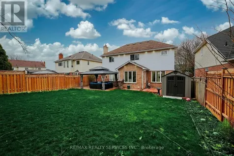 8 Yeoman Drive Brantford ON N3R 7S8