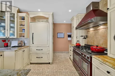 246 Mountbatten Avenue Ottawa ON K1H 7L8