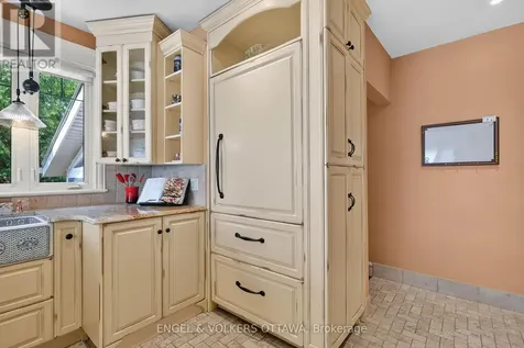 246 Mountbatten Avenue Ottawa ON K1H 7L8