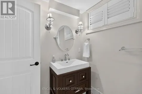 246 Mountbatten Avenue Ottawa ON K1H 7L8