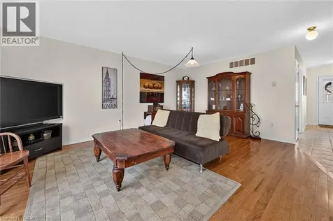 24 Kenyon Crescent Grimsby ON L3M 5S4