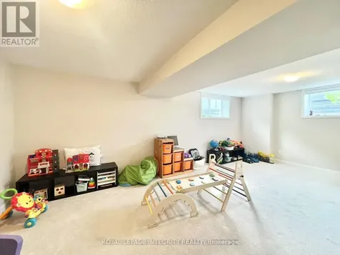 1042 Parabolica Way Ottawa ON K2T 0R1