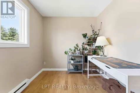 34 Fringewood Drive Ottawa ON K2S 1V1