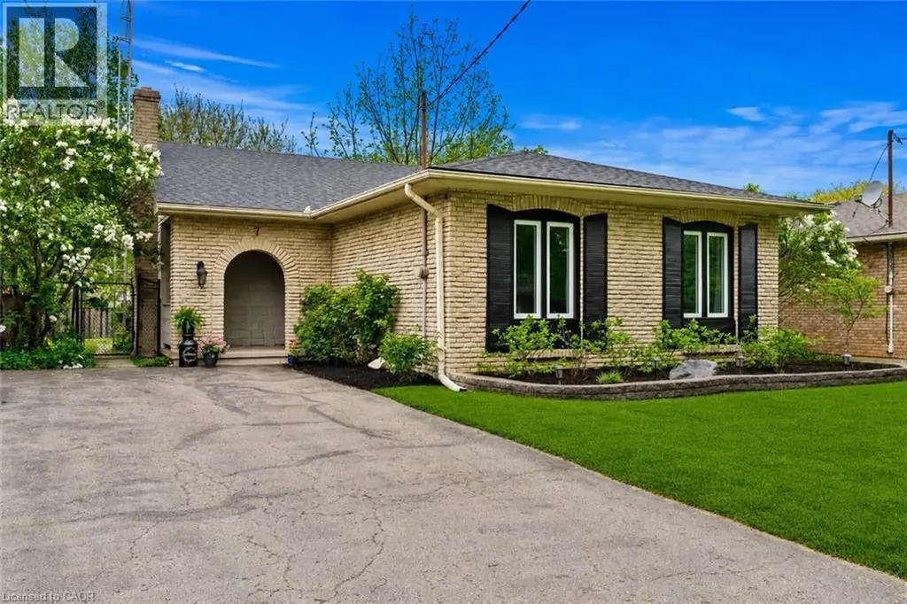 7 Ameer Drive St. Catharines ON L2N 3S9