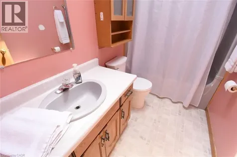 32 Mcmaster Drive Caledonia ON N3W 1H5