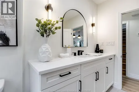2309 Hall Windsor ON N8W 2M1