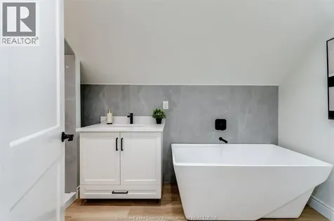 2309 Hall Windsor ON N8W 2M1