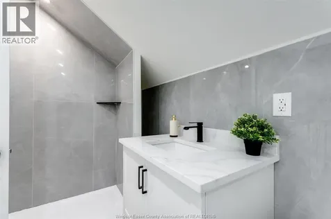 2309 Hall Windsor ON N8W 2M1