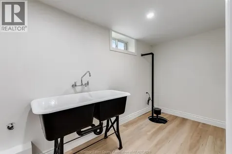 2309 Hall Windsor ON N8W 2M1