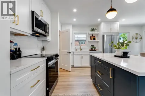 2309 Hall Windsor ON N8W 2M1