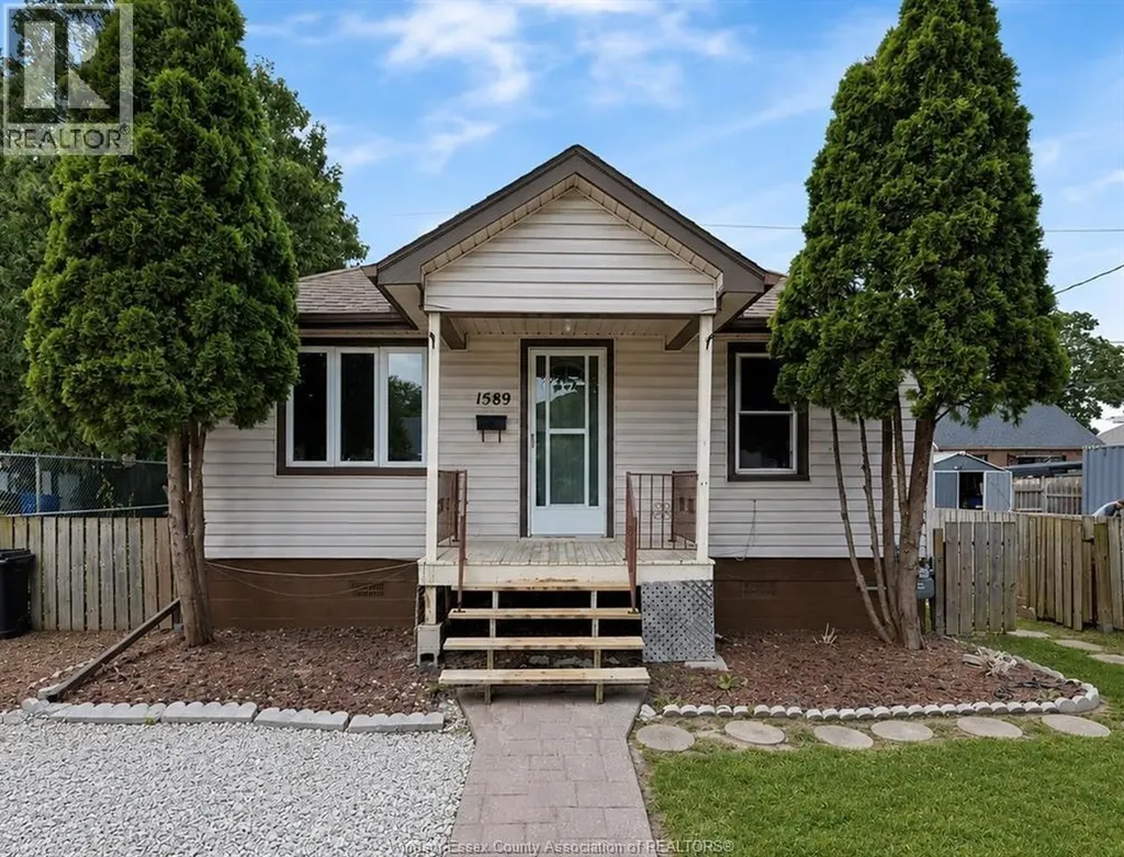 1589 Drouillard Windsor ON N8Y 2S1