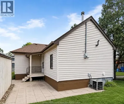 1589 Drouillard Windsor ON N8Y 2S1