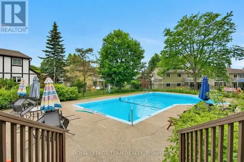 10 Stonehill Court Ottawa ON K2M 1E5