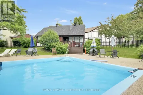 10 Stonehill Court Ottawa ON K2M 1E5