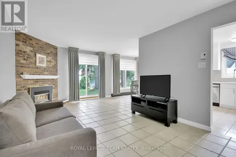 10 Stonehill Court Ottawa ON K2M 1E5