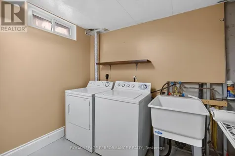 1304 Alness Court Ottawa ON K1B 5H2