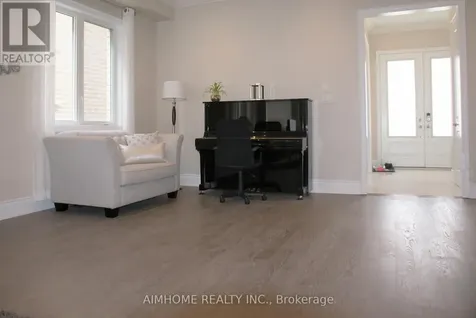 39 Scrivener Drive Aurora ON L4G 0Y8
