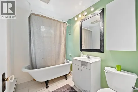 2123 Ontario Street Windsor ON N8Y 1N4