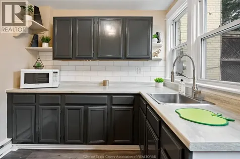 2123 Ontario Street Windsor ON N8Y 1N4