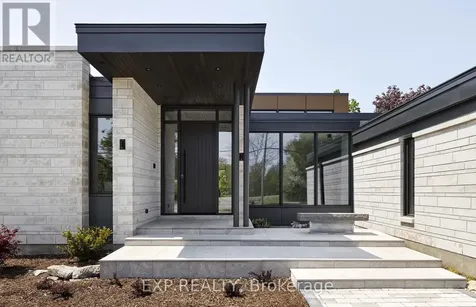 32 Clovelly Road Ottawa ON K1J 6M2
